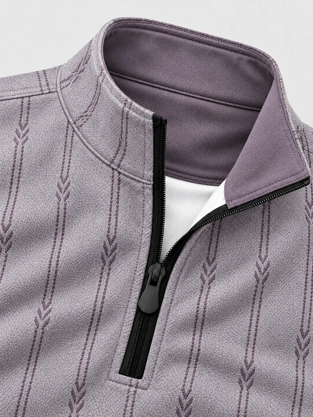 Golf-Pullover mit Viertelreißverschluss und Pfeil-Streifenmuster in Lavendel