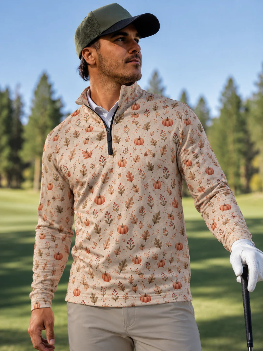 Cremefarbener Golfpullover aus Funktionsmaterial mit Kürbismuster und kurzem Reißverschluss
