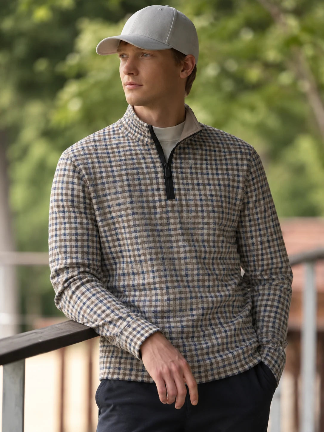 Golf-Pullover aus Funktionsmaterial in Marineblau und Taupe mit feinem Mikrokaromuster und Viertelreißverschluss