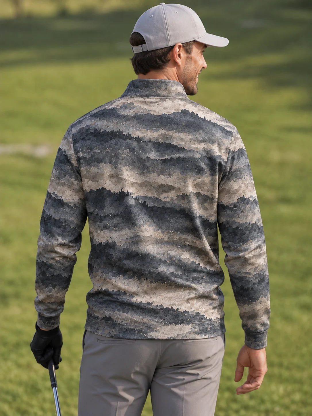 Golf-Pullover aus Funktionsmaterial in Schieferblau mit nebligem Berglandschaftsmotiv und Viertelreißverschluss