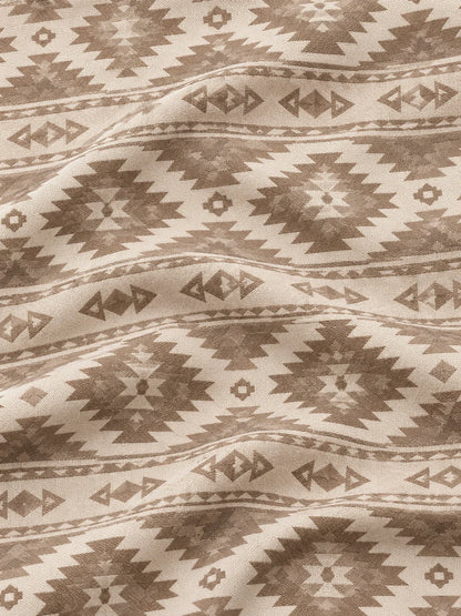 Golf-Pullover aus Funktionsmaterial in Sandbeige mit geometrischem Southwestern-Muster und Viertelreißverschluss
