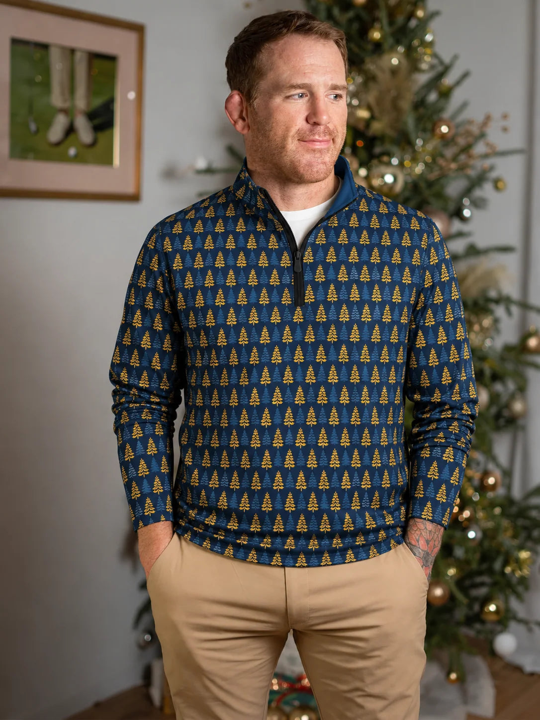 Golfpullover in Marineblau mit weihnachtlichem Tannenbaummuster und Viertelreißverschluss