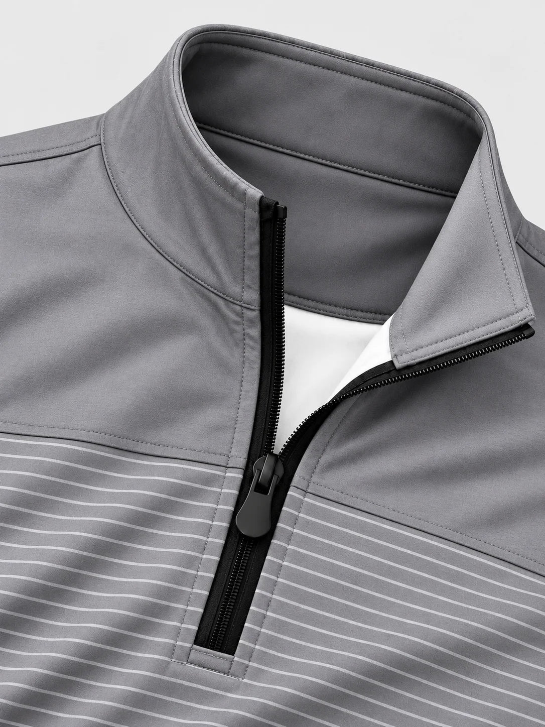 Grauer Golf-Pullover mit feinem Streifenmuster und kurzem Reißverschluss