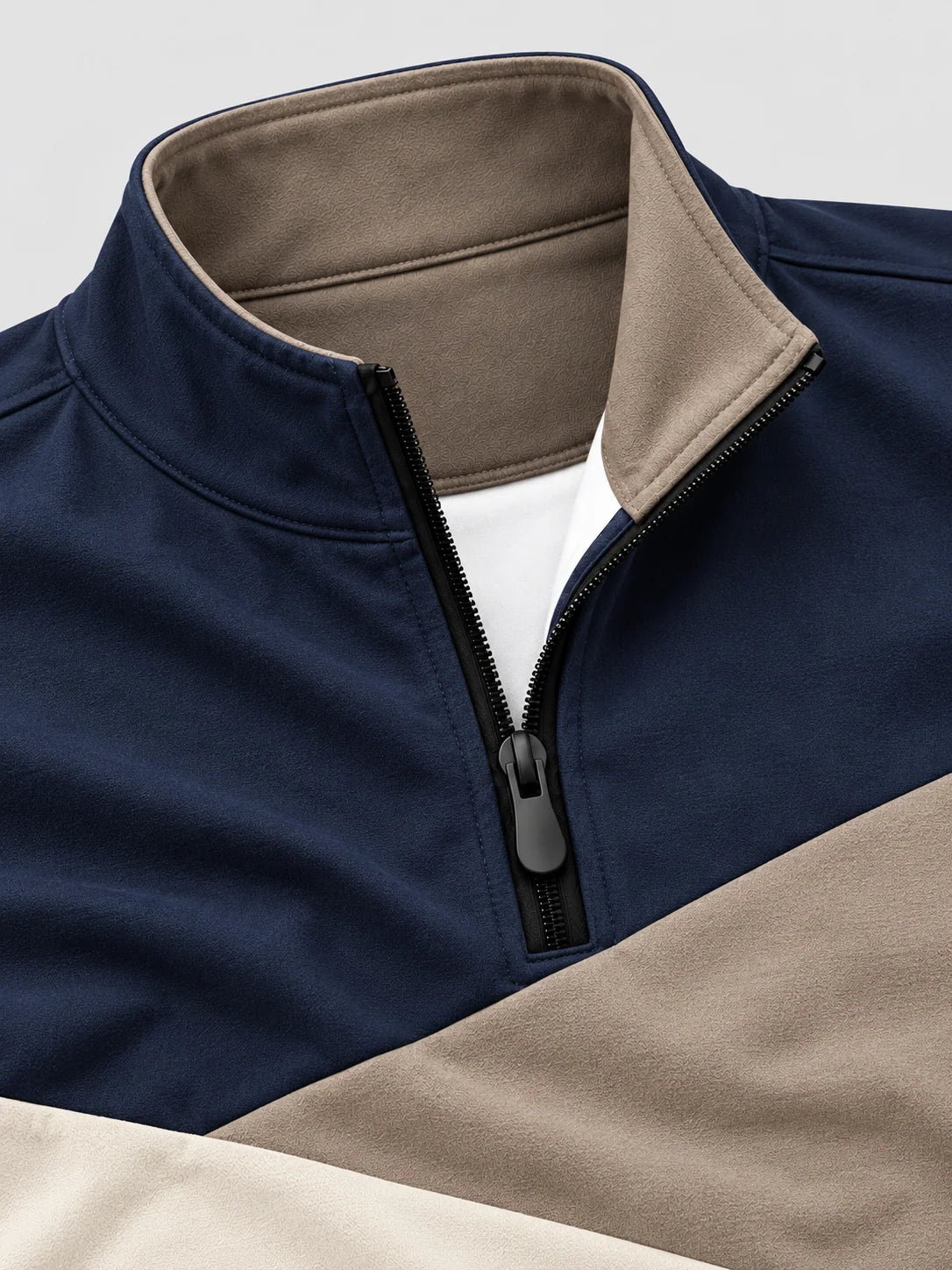 Golfpullover mit Viertelreißverschluss und Colorblock-Design in Marineblau und Taupe, aus Funktionsmaterial