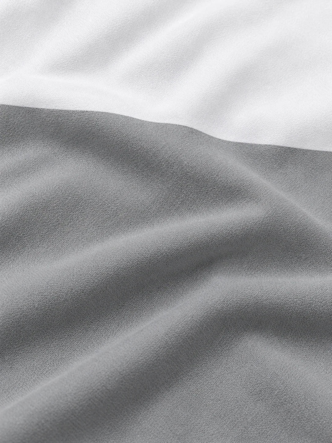 Grauer Golf-Pullover mit Farbblockdesign und kurzem Reißverschluss