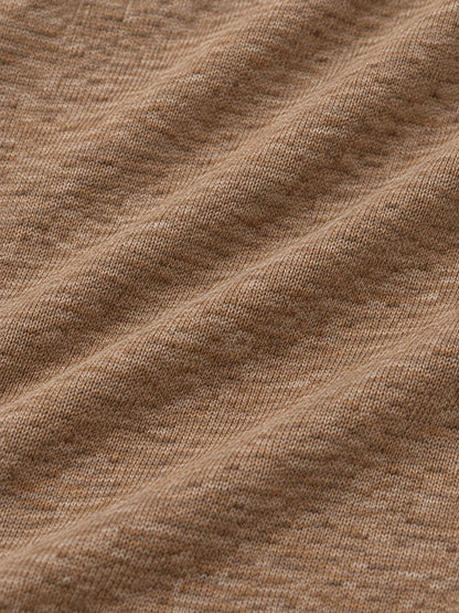 Camelbrauner Golf-Pullover aus strukturiertem Melange-Strick mit Viertelreißverschluss