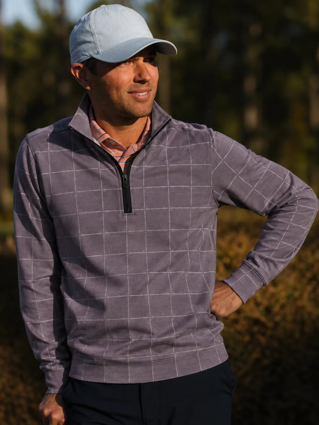 Golf-Pullover aus Funktionsmaterial in gedecktem Mauve mit minimalistischem Fensterkaromuster und Viertelreißverschluss