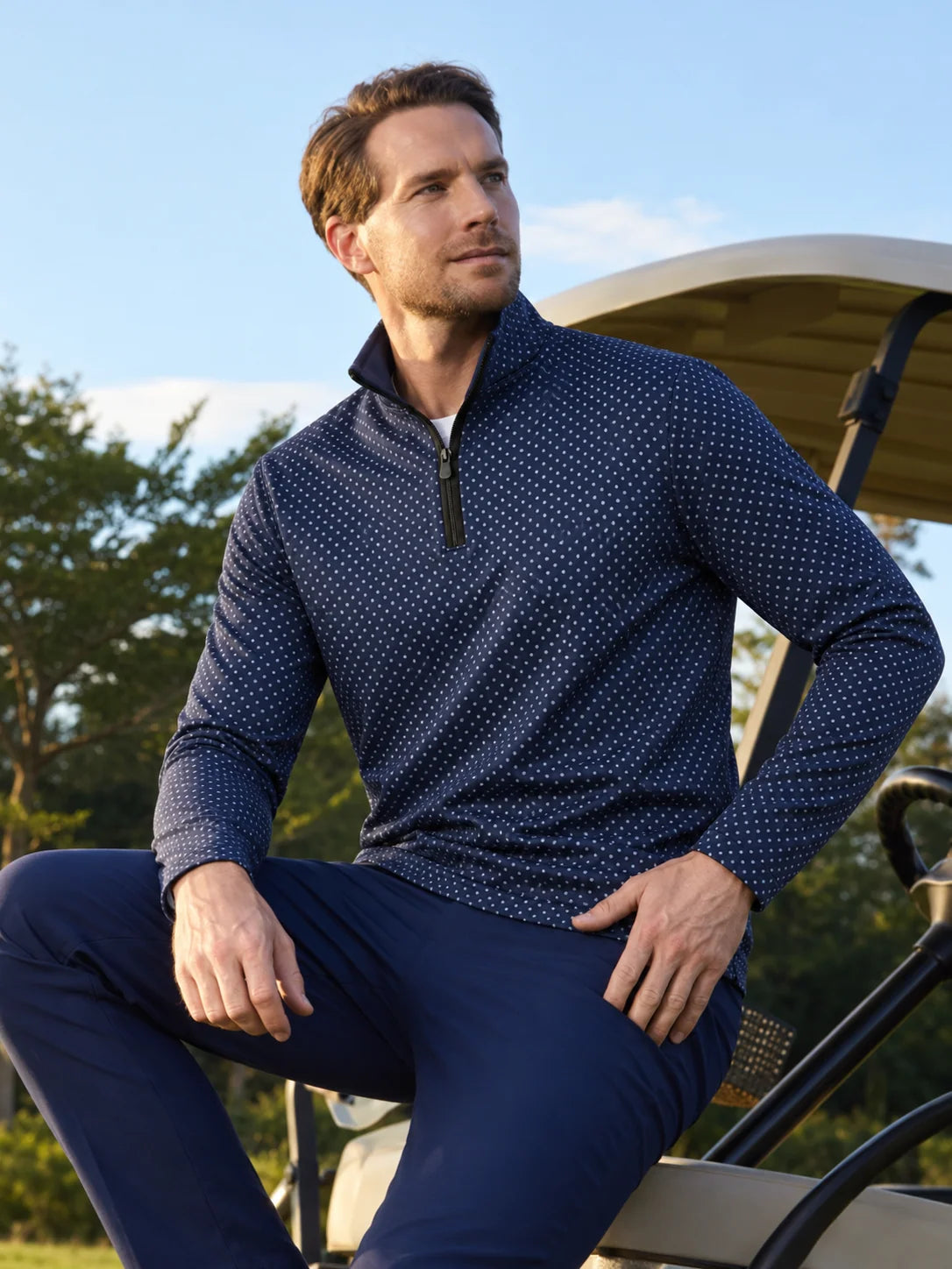 Marineblauer Performance-Pullover mit Viertelreißverschluss und feinem Punktmuster