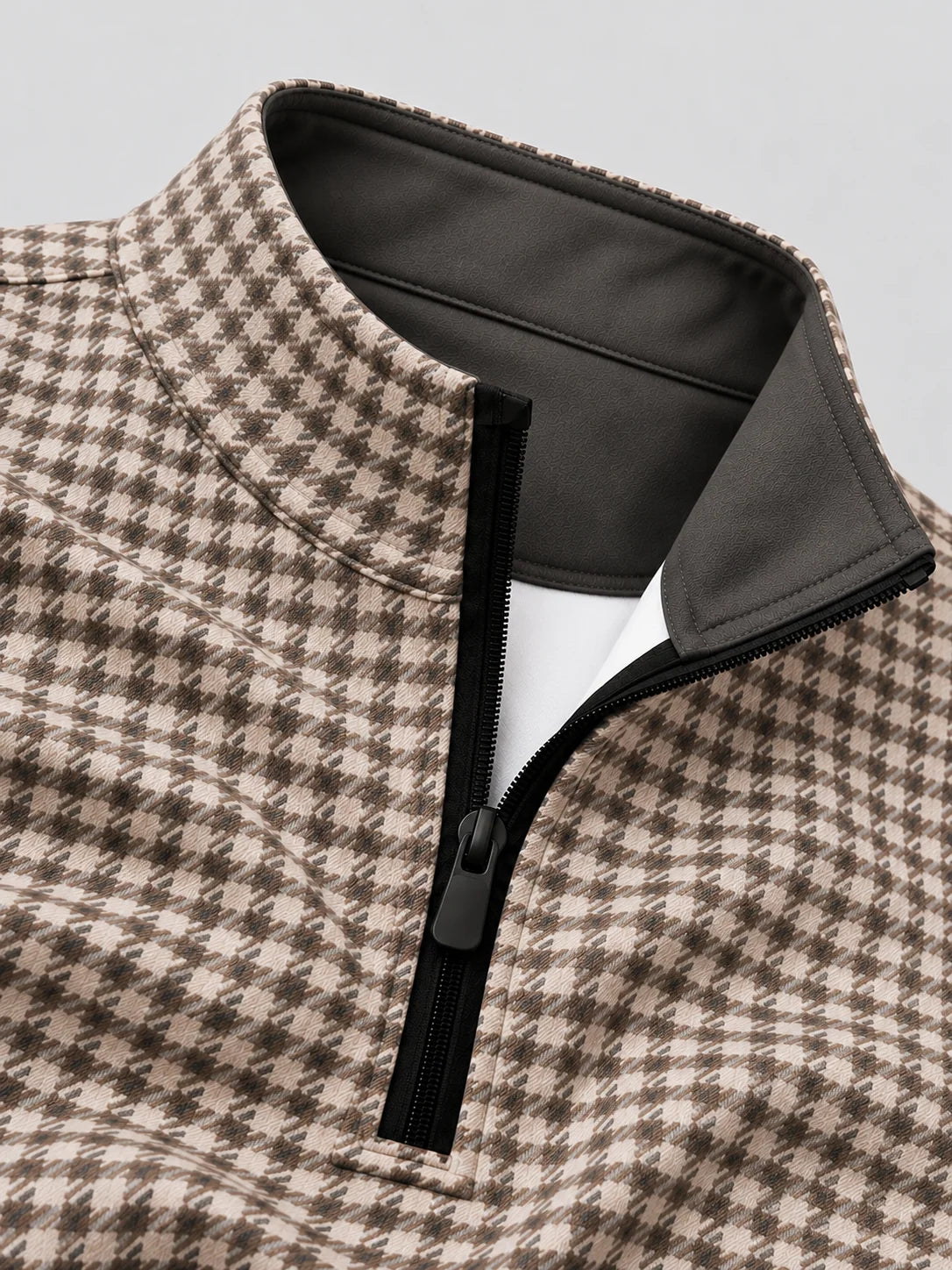 Brauner Golfpullover aus Funktionsmaterial mit Hahnentrittmuster und kurzem Reißverschluss