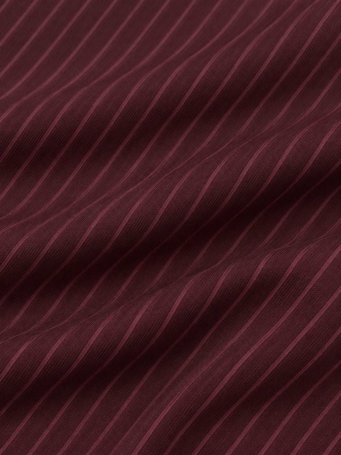 Burgunderroter Golfpullover mit diagonalem Streifenmuster, Funktionsmaterial und Viertelreißverschluss