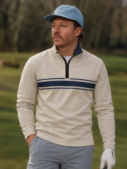 Golfpullover mit Viertelreißverschluss und marineblauem Bruststreifen auf elfenbeinfarbenem Grund, aus Funktionsmaterial