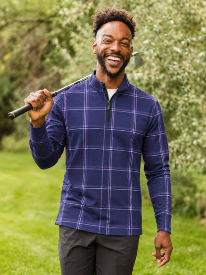 Marineblauer Golf-Pullover mit lavendelfarbenem Fensterkaro und Viertelreißverschluss aus Funktionsmaterial