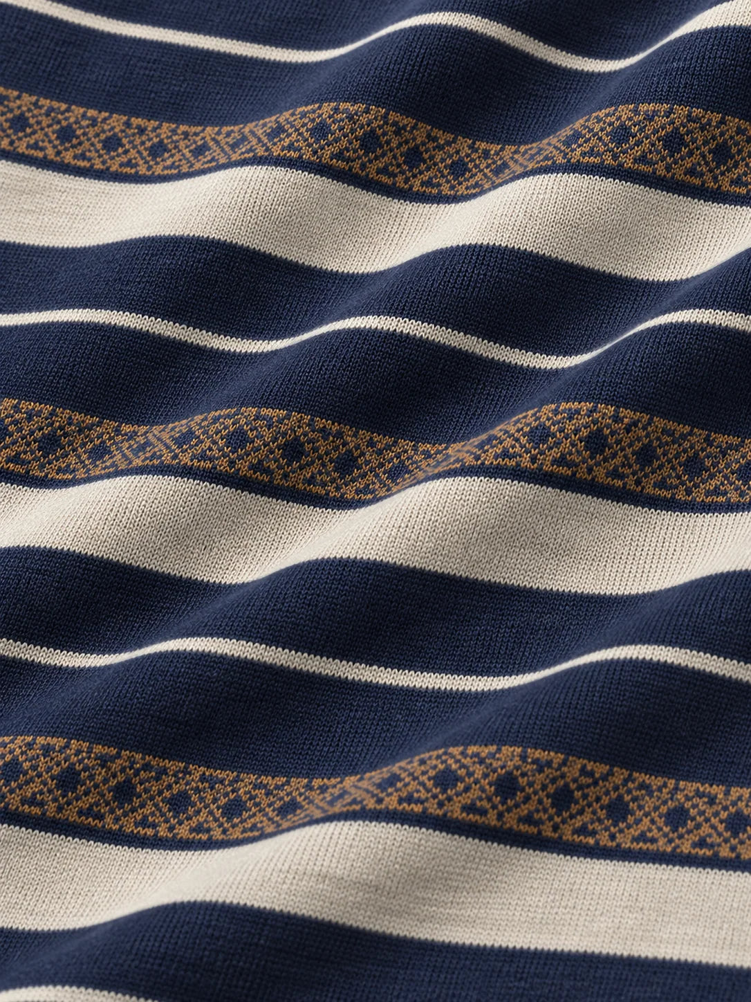 Marineblauer Golf-Pullover mit elfenbeinfarbenem und goldenem Streifenmuster und Viertelreißverschluss aus Funktionsmaterial