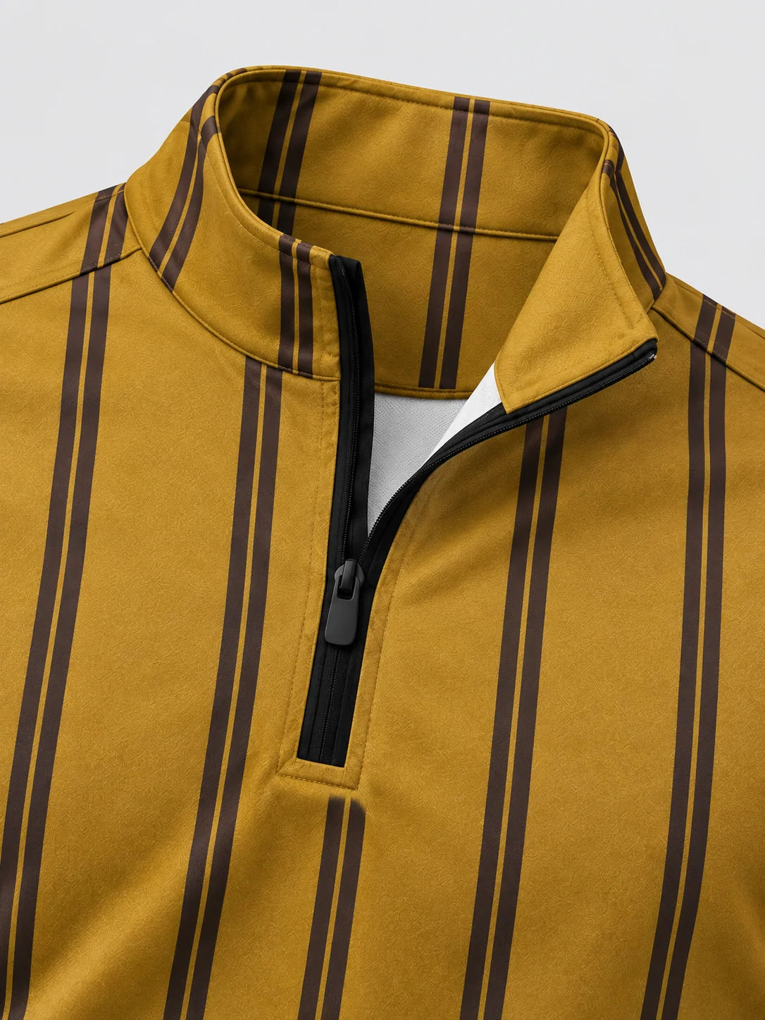 Senfgelber Golf-Pullover mit Streifenmuster und Viertelreißverschluss aus Funktionsmaterial