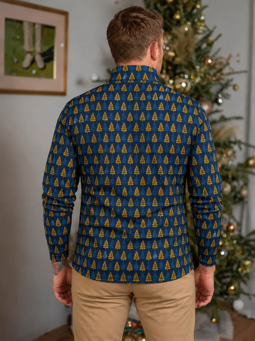 Golfpullover in Marineblau mit weihnachtlichem Tannenbaummuster und Viertelreißverschluss