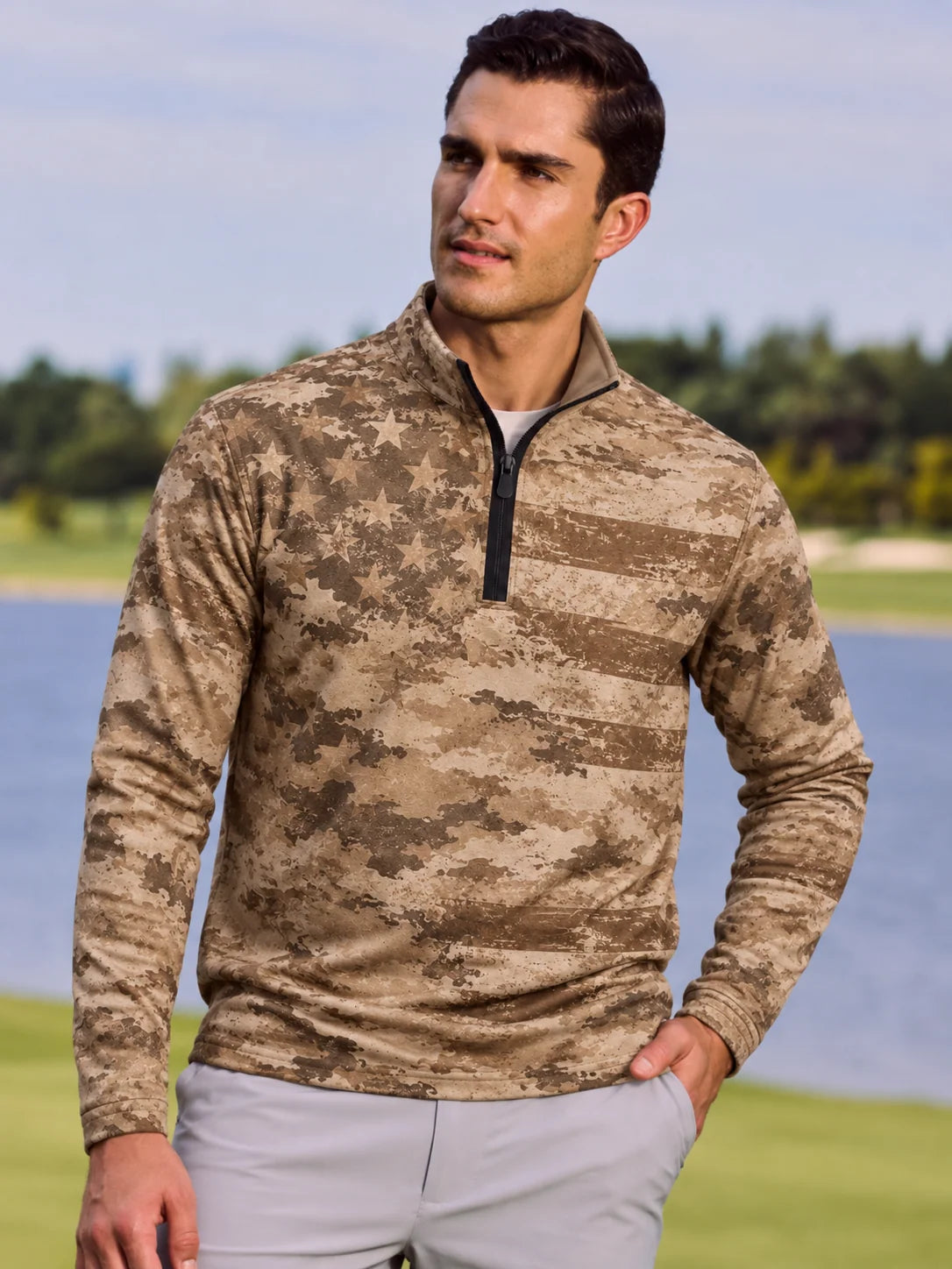 Golf-Pullover mit Viertelreißverschluss und langen Ärmeln in Khaki mit Used-Look-Print der amerikanischen Flagge