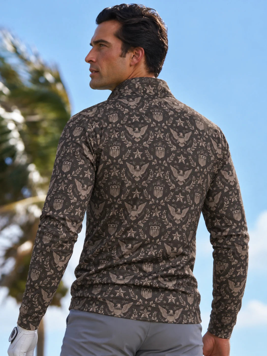 Anthrazitgrauer Golf-Pullover mit Adlerwappen- und Lorbeerkranzmuster und Viertelreißverschluss