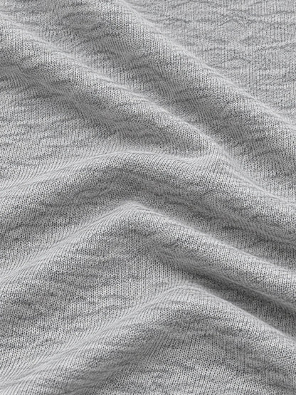 Hellgrauer Golfpullover aus Funktionsmaterial mit strukturierter Oberfläche und kurzem Reißverschluss