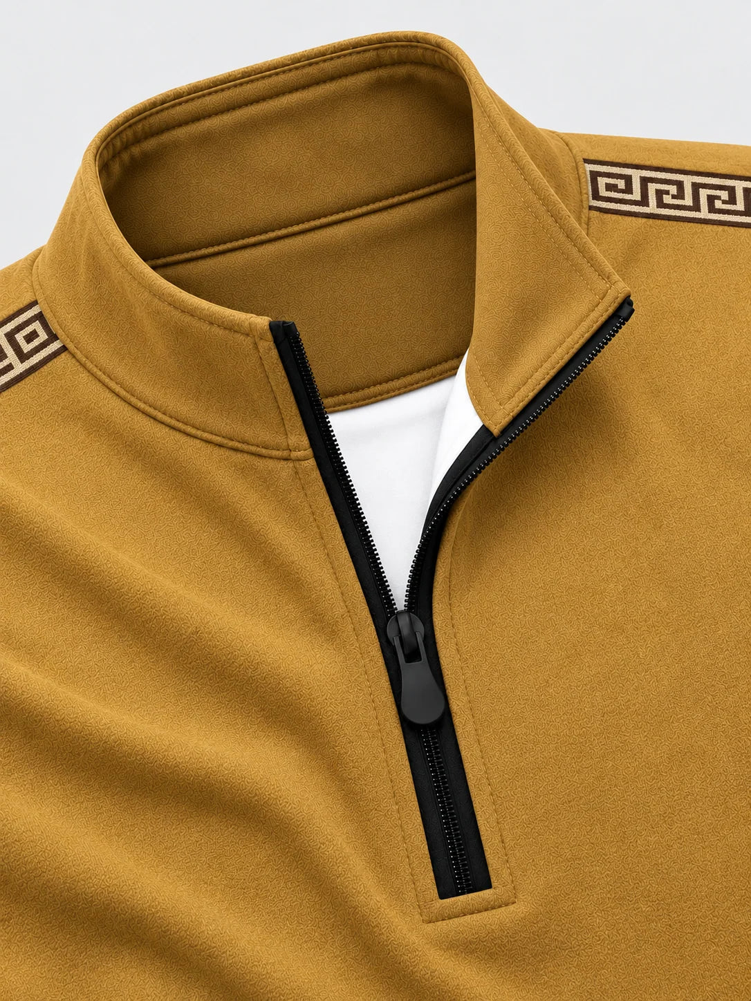 Senfgelber Performance-Pullover mit griechischem Mäandermuster und Viertelreißverschluss