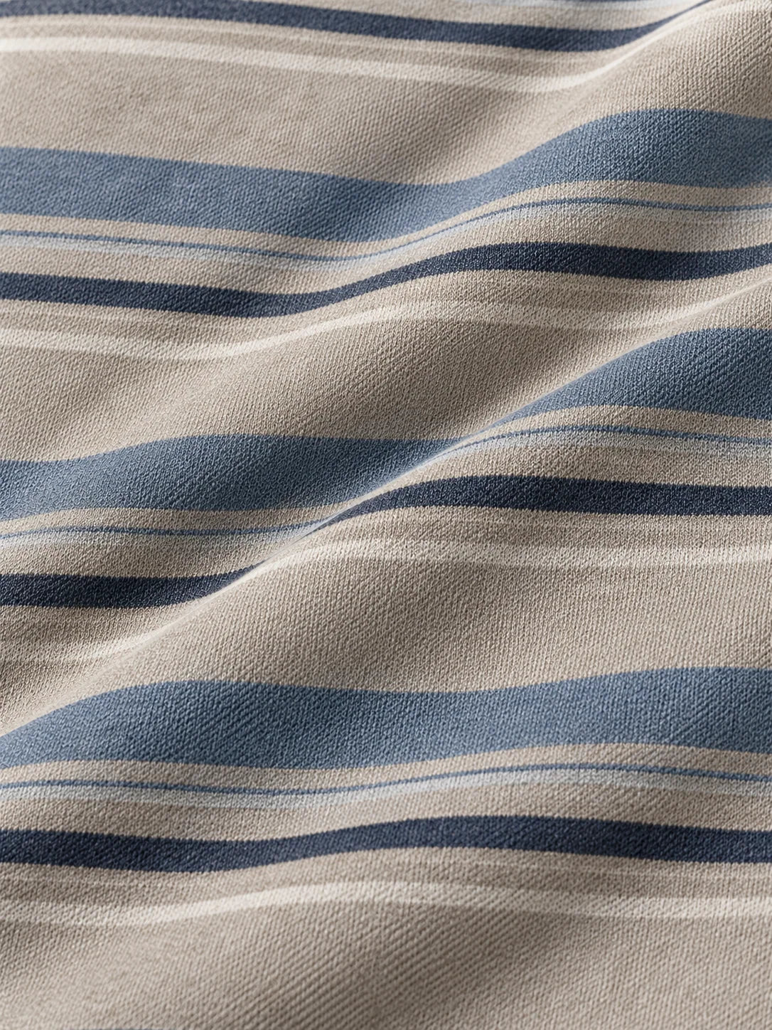 Sandfarbener Performance-Quarter-Zip-Pullover mit blauen Streifen