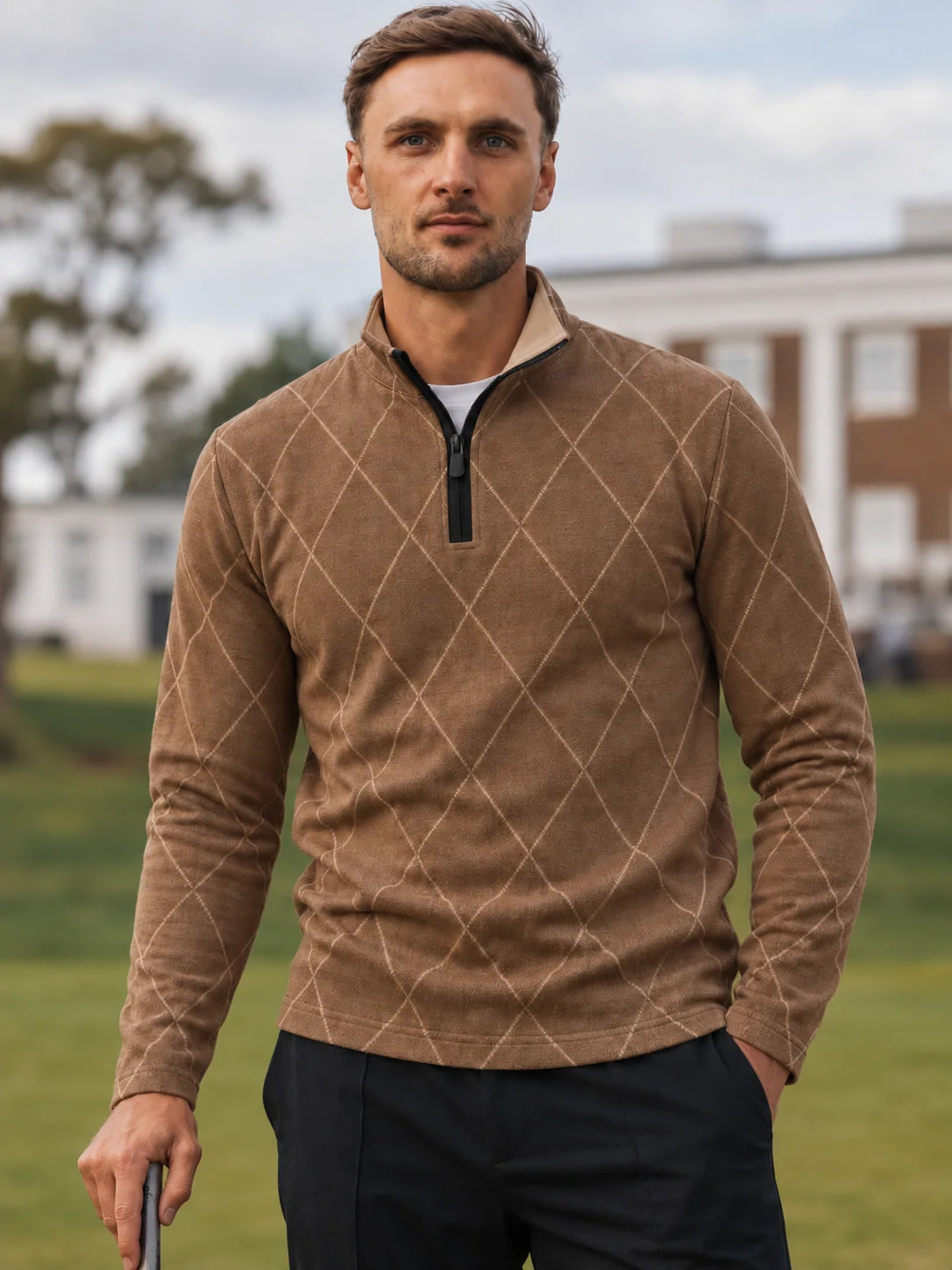Golfpullover mit Argyle-Rautenmuster in Kamelbraun, Funktionsmaterial und Viertelreißverschluss