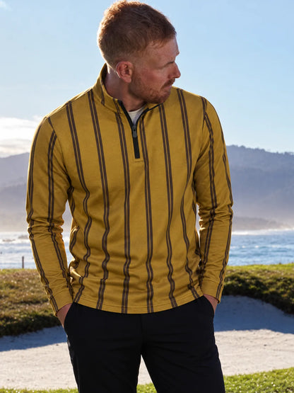 Senfgelber Golf-Pullover mit Streifenmuster und Viertelreißverschluss aus Funktionsmaterial
