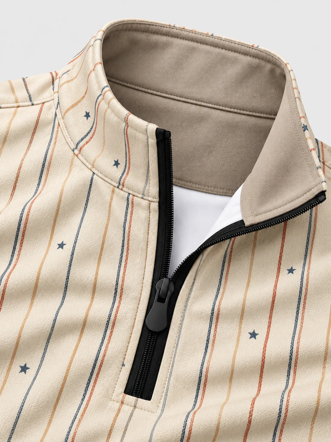 Cremefarbener Golfpullover für Herren mit Sternen- und mehrfarbigem Streifenmuster und Viertelreißverschluss