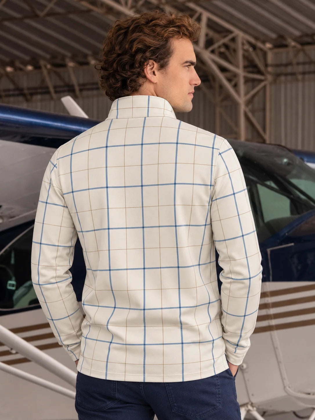 Golfpullover in Elfenbein mit blauem Fensterkaromuster und Viertelreißverschluss