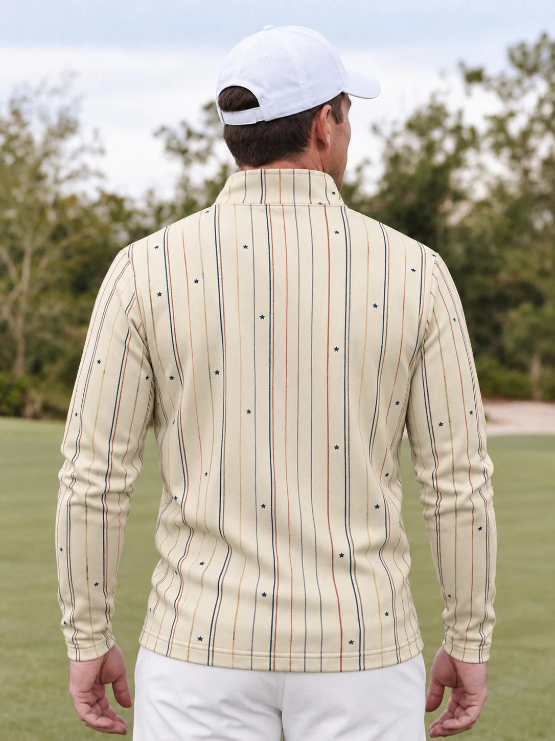 Cremefarbener Golfpullover für Herren mit Sternen- und mehrfarbigem Streifenmuster und Viertelreißverschluss