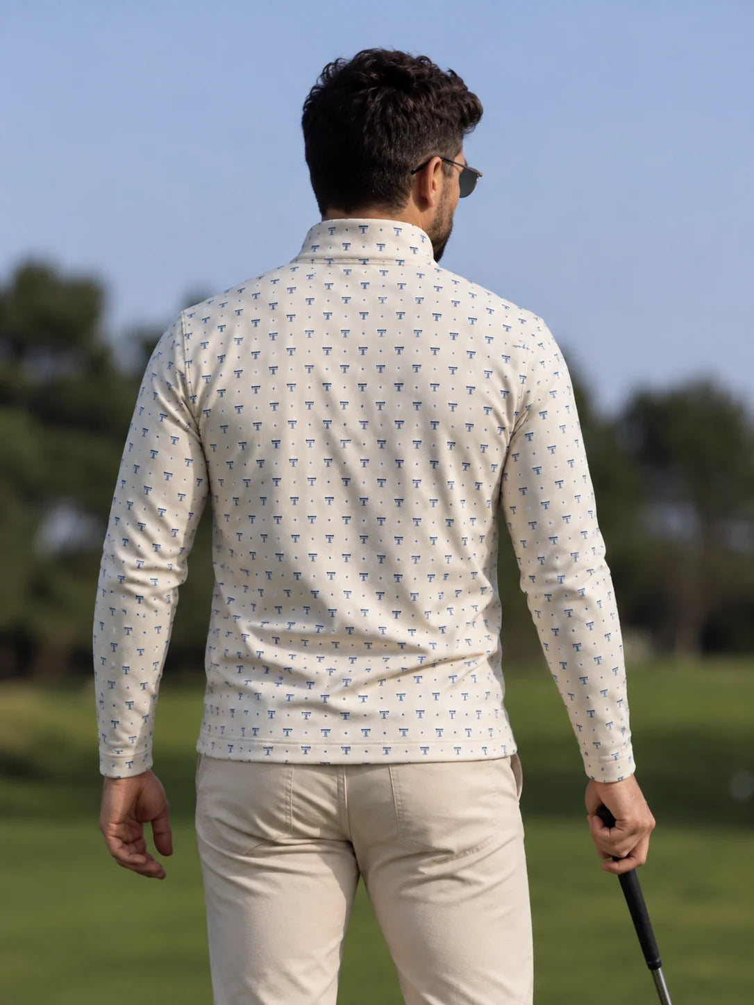 Elfenbeinfarbener Performance-Quarter-Zip-Pullover mit dezentem Emblem-Muster