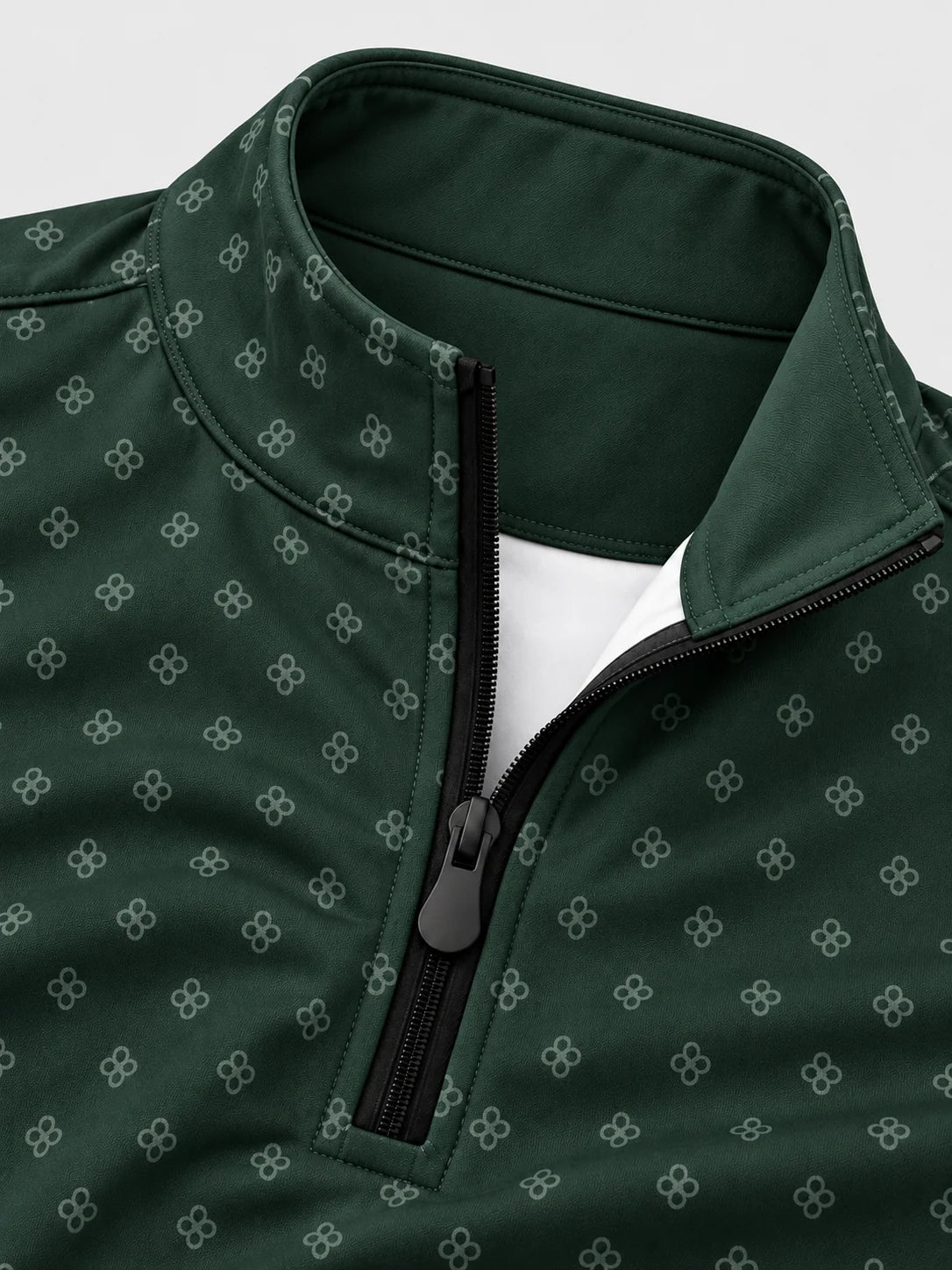 Golfpullover mit Kleeblatt-Muster in Waldgrün, Funktionsmaterial und Viertelreißverschluss