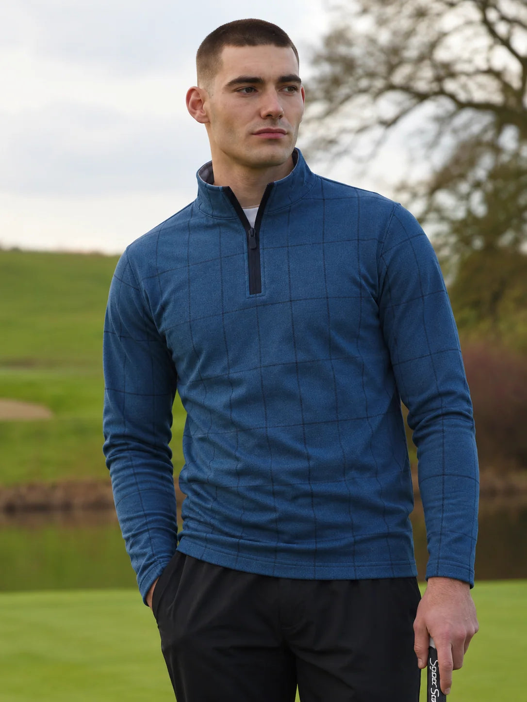 Golfpullover mit Fensterkaro-Muster in Stahlblau, Funktionsmaterial und Viertelreißverschluss