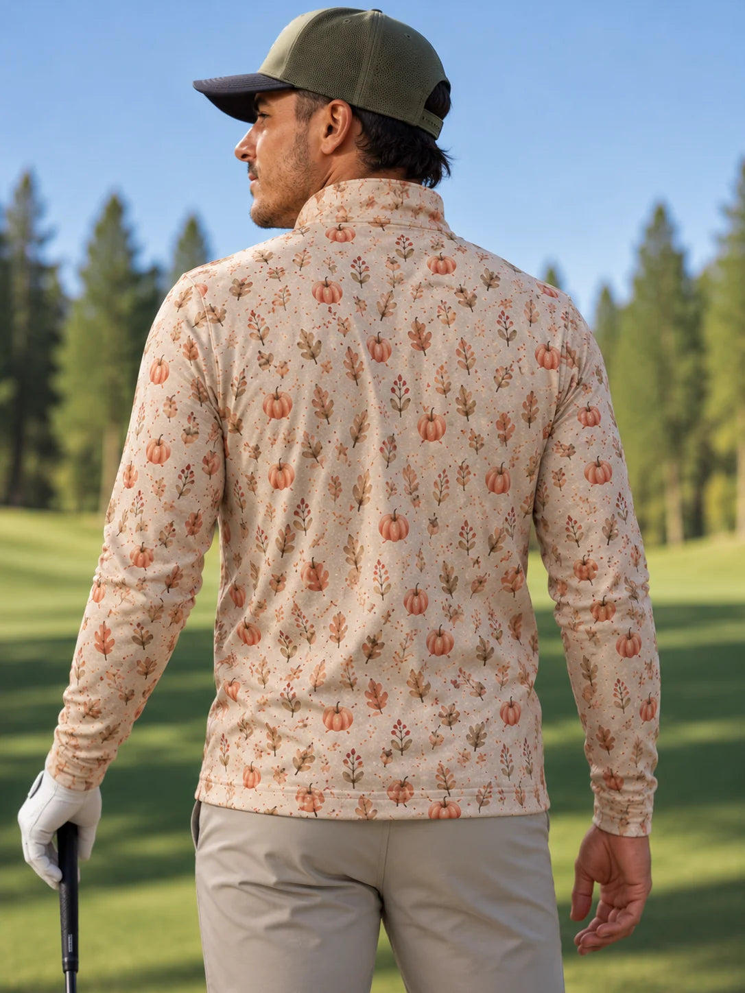 Cremefarbener Golfpullover aus Funktionsmaterial mit Kürbismuster und kurzem Reißverschluss