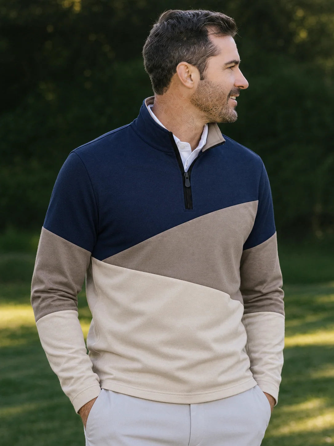 Golfpullover mit Viertelreißverschluss und Colorblock-Design in Marineblau und Taupe, aus Funktionsmaterial