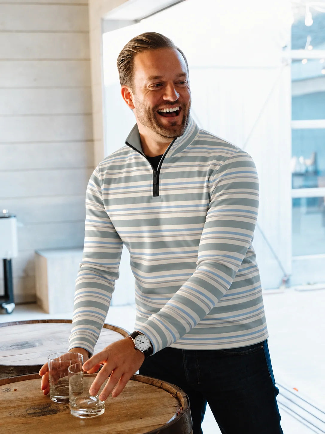 Golfpullover in Salbeigrün mit mehrfarbigem Streifenmuster und Viertelreißverschluss