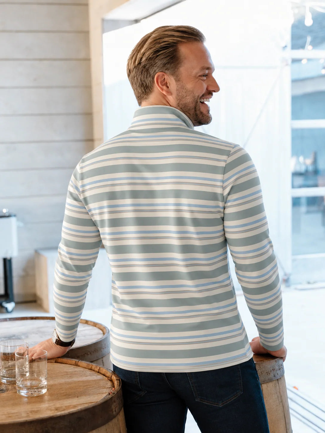 Golfpullover in Salbeigrün mit mehrfarbigem Streifenmuster und Viertelreißverschluss