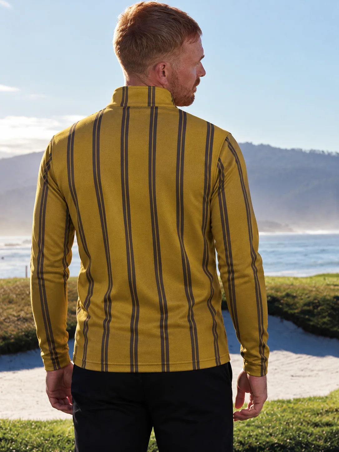 Senfgelber Golf-Pullover mit Streifenmuster und Viertelreißverschluss aus Funktionsmaterial