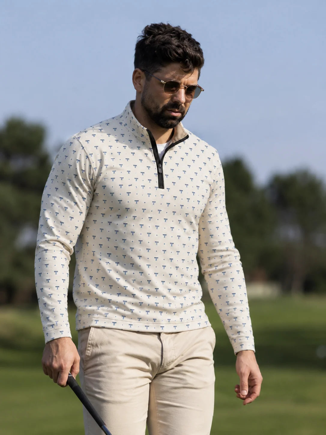 Elfenbeinfarbener Performance-Quarter-Zip-Pullover mit dezentem Emblem-Muster