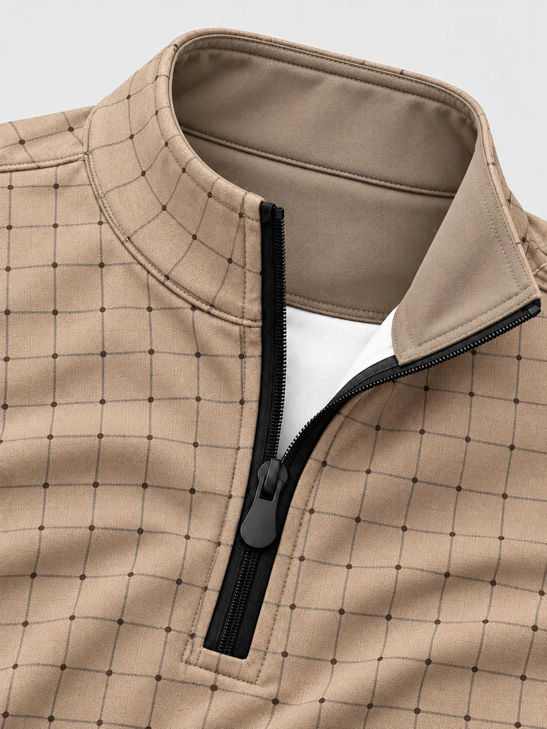 Golf-Pullover aus Funktionsmaterial in Sandbeige mit gepunktetem Fensterkaromuster und Viertelreißverschluss