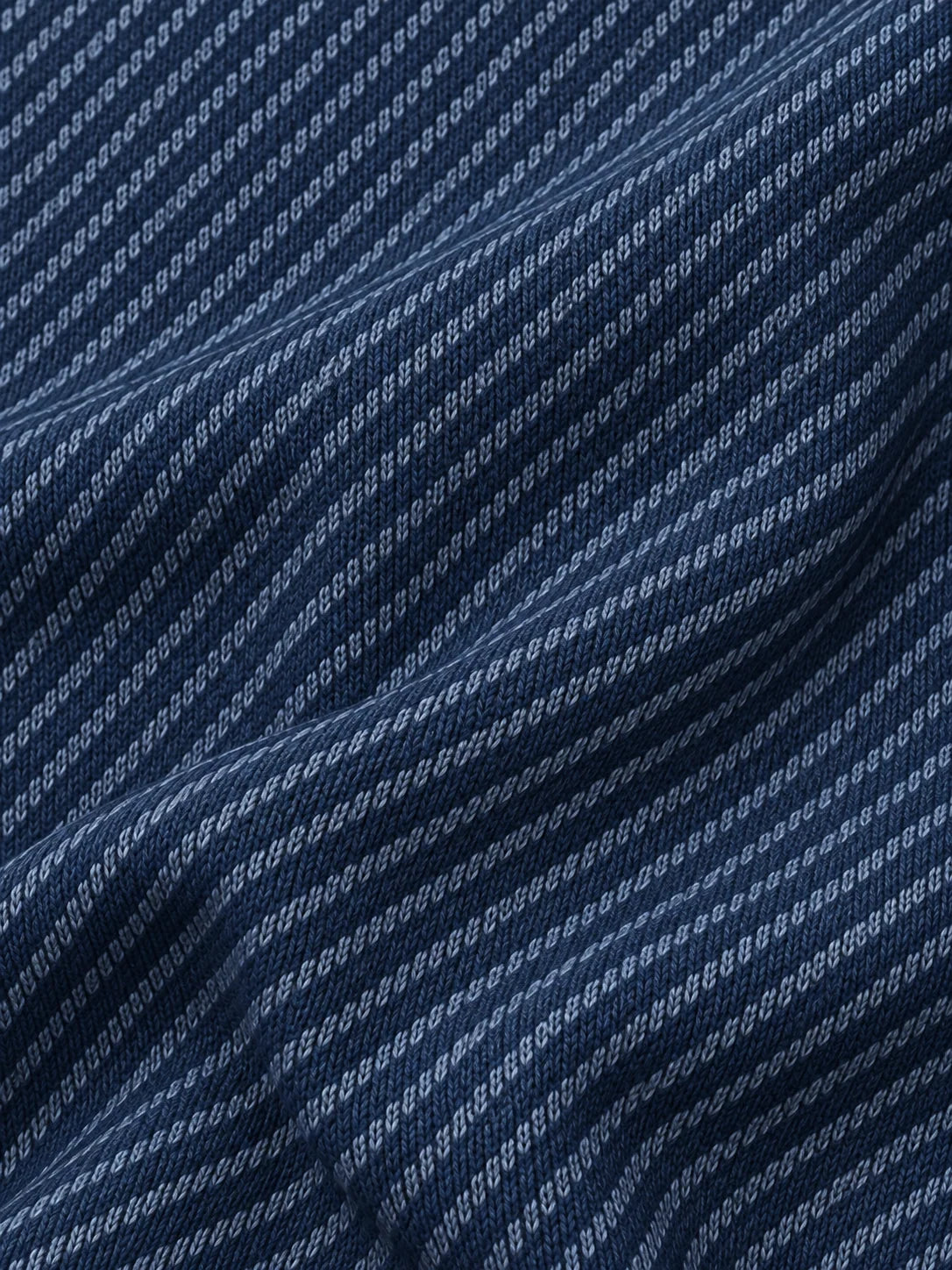Golf-Pullover mit Viertelreißverschluss und diagonalem Streifenmuster in Marineblau