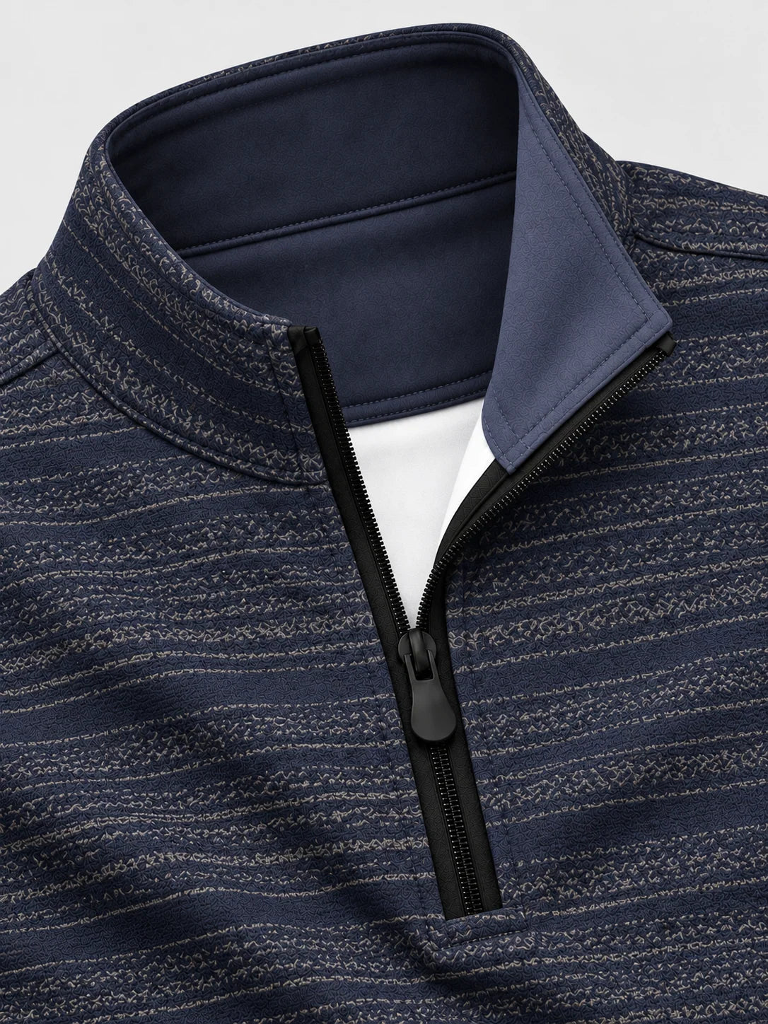 Navyblauer Performance-Pullover mit geometrischem Streifenmuster und kurzem Reißverschluss